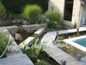 Bassins avec cascades au bord d'une piscine