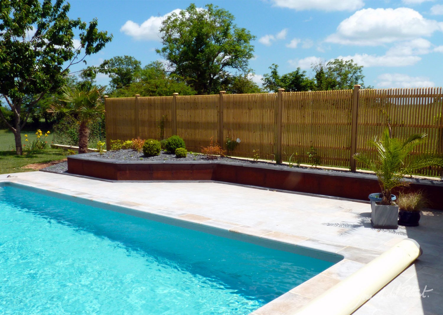 Piscine protégée avec un claustra