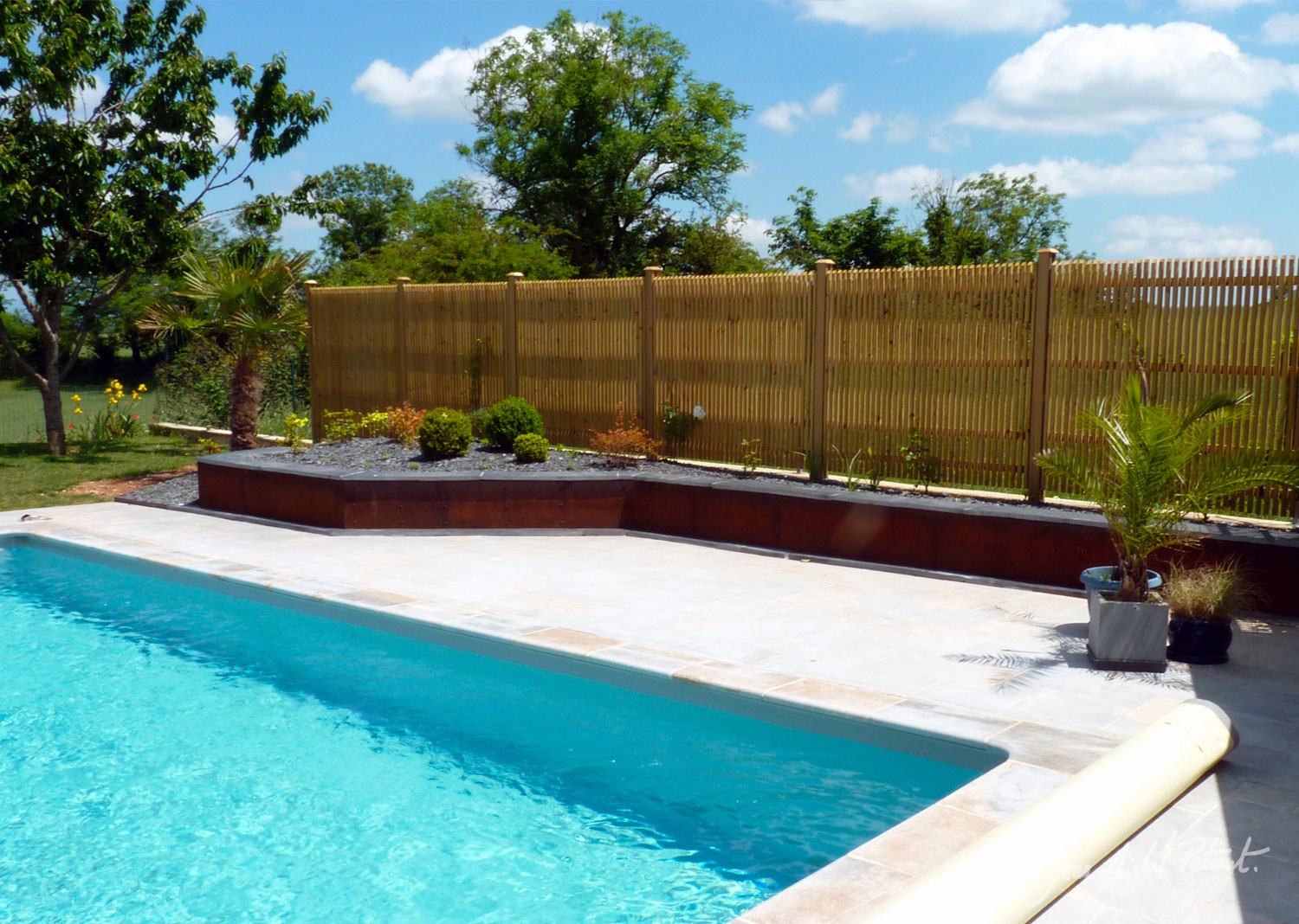 Piscine protégée avec un claustra