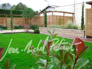 Claustra en bois autour d'un jardin