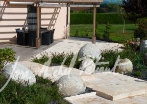 Terrasse avec pergola en bois et décor minéral