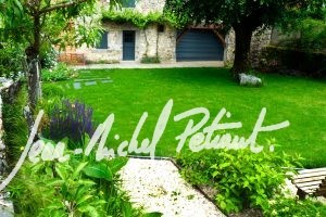 Jardin de maison avec banc en Aveyron