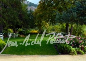 Jardin romantique avec tables