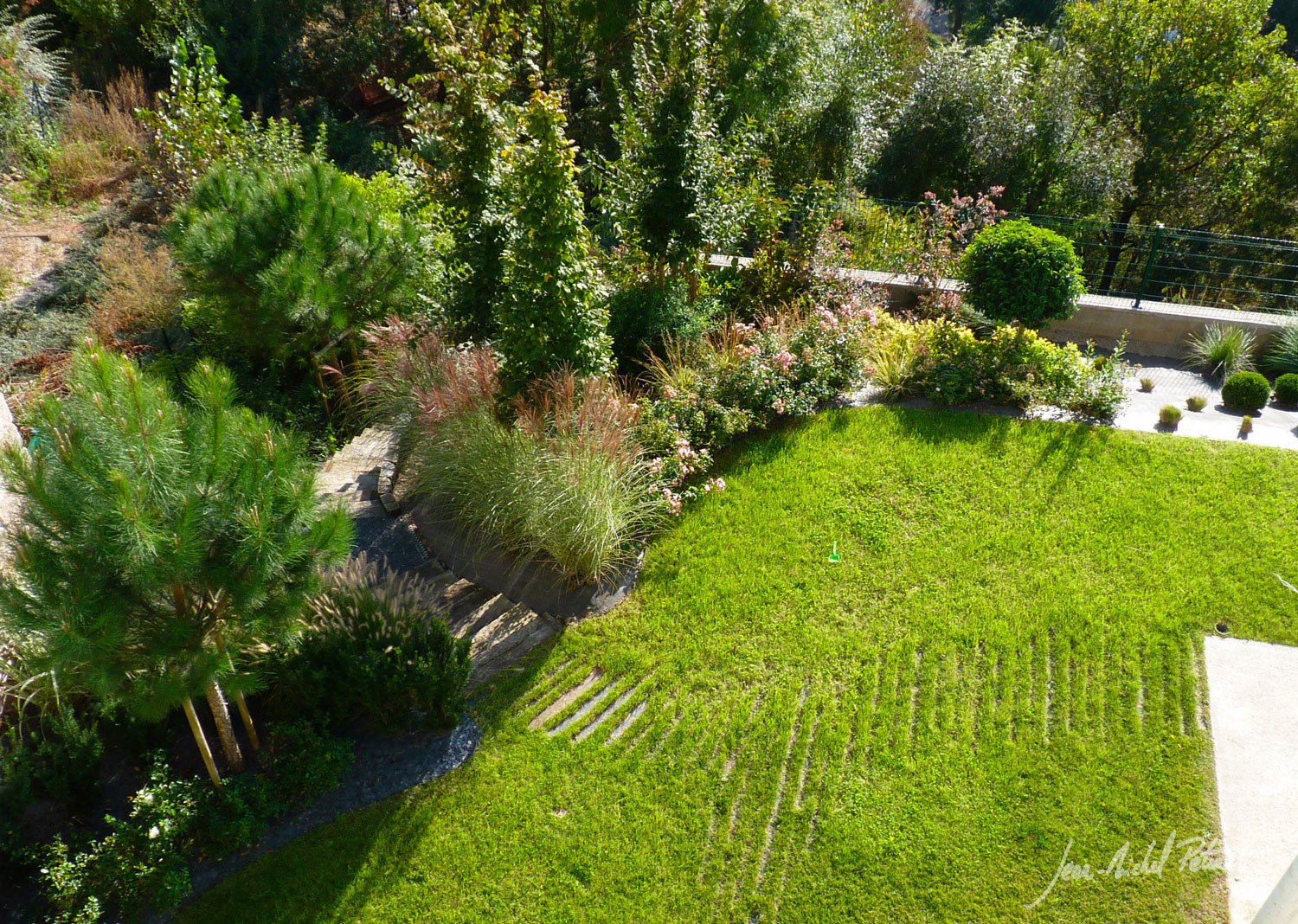 Jardin avec chemin discret dans la pelouse