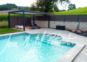 Pergola au bors d'une piscine