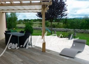 Terrasse avec dallage en pierre et bois