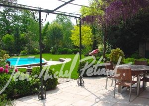 Pergola en fer sur une terrasse