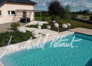 Piscine dans un jardin aménagé avec pierres