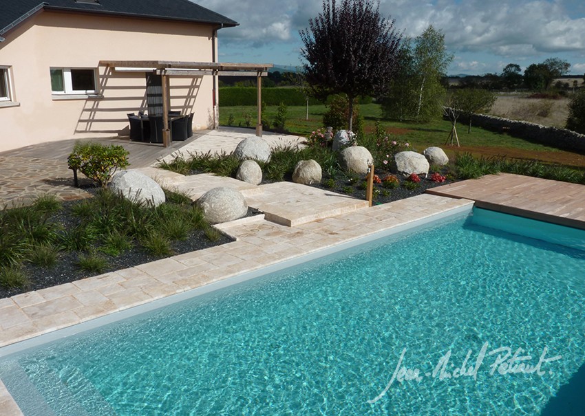 Piscine et pierres décoratives