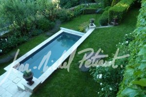 Piscine en longueur dans un jardin sur deux niveaux