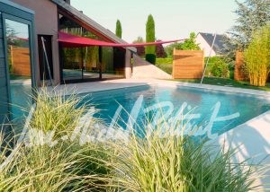 Piscine aménagée avec claustra et voile