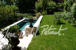 Jardin et piscine romantique