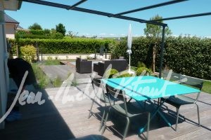 Terrasse table et chaises et jardin avec piscine
