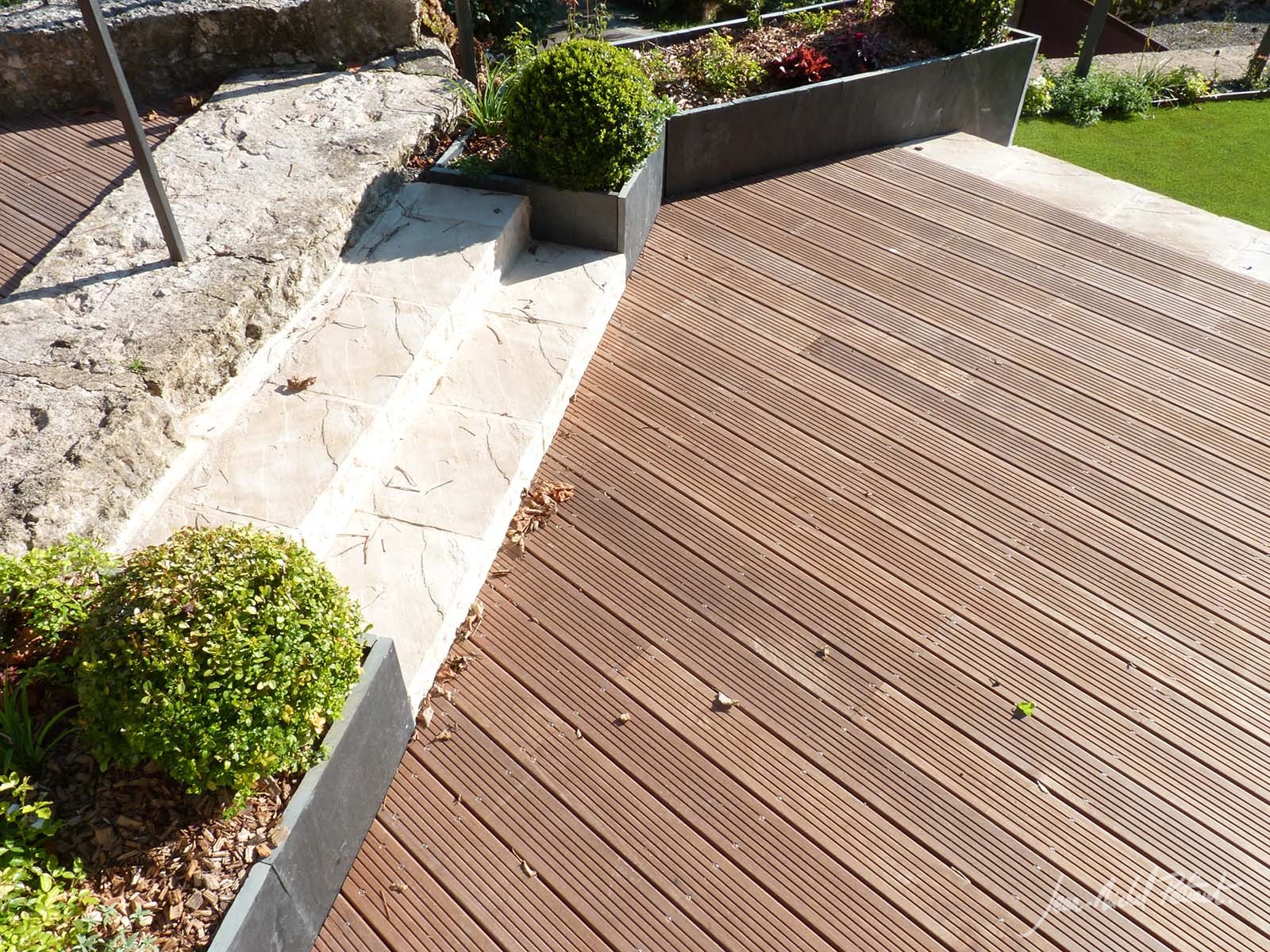 Terrasse en bois et marches en pierres