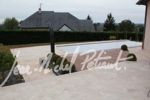 Piscine avec volet fermé sur une terrasse aménagée