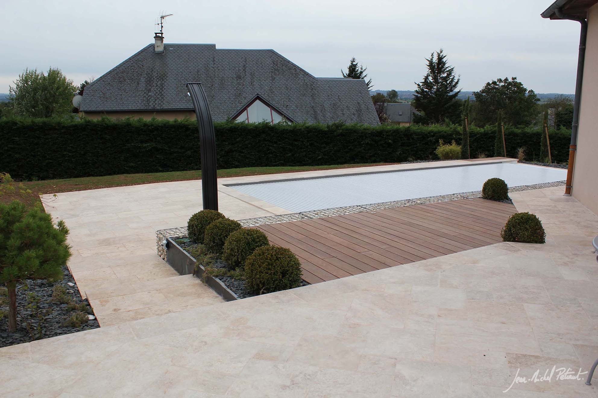 Terrasse au bord d’une piscine