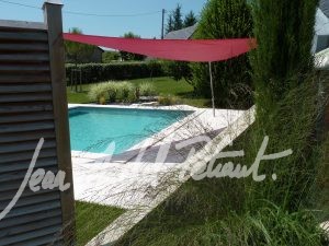 Voile pour ombrage dans un jardin